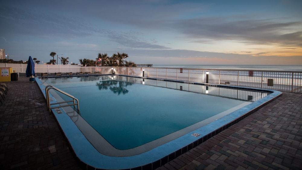 Comfort Inn & Suites Daytona Beach Oceanfront Exteriör bild